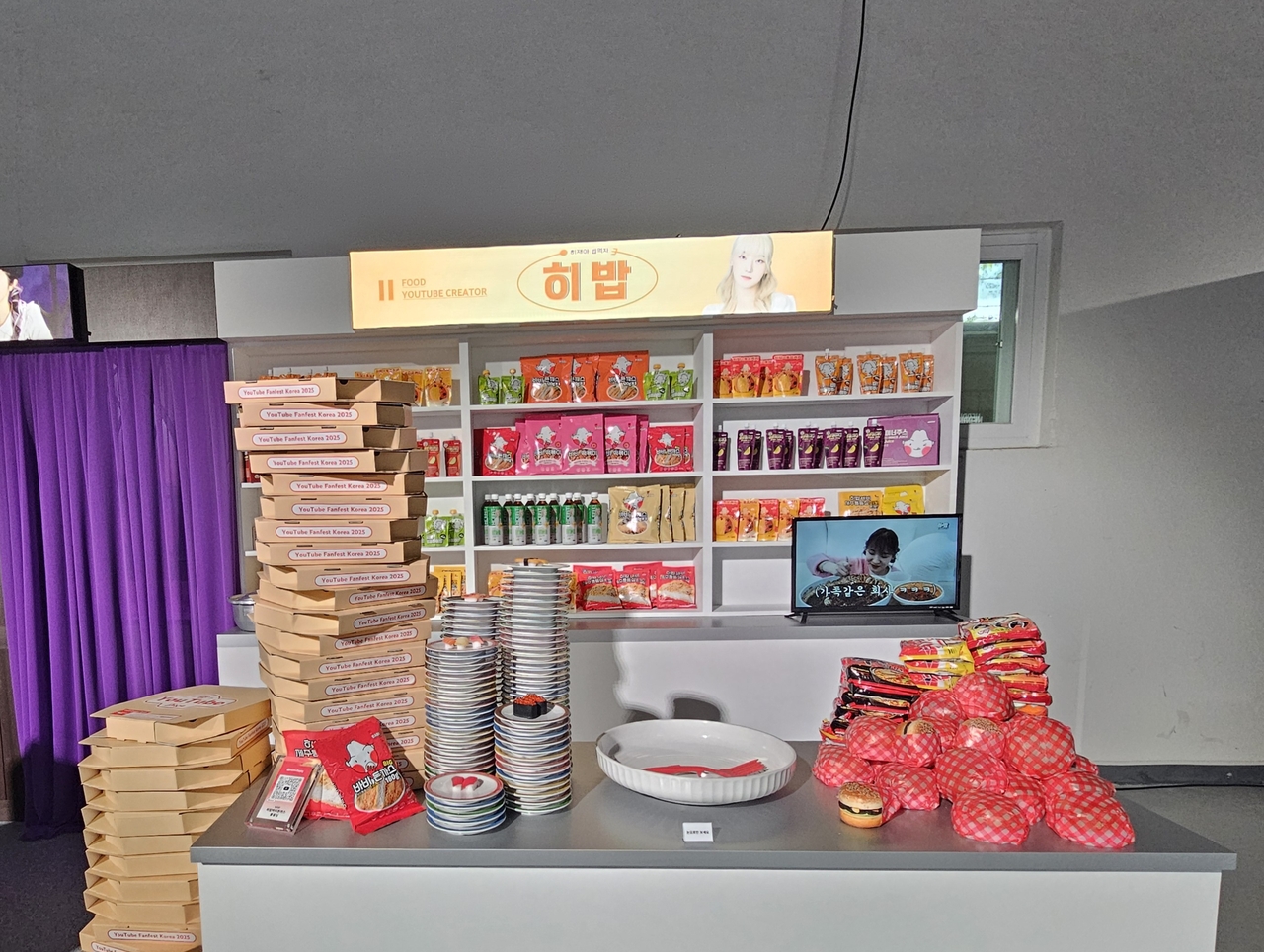 Mukbang YouTuber Heebab's portion sizes are shown at a pop-up at YouTube Fanfest 2025 in Seongsu-dong, Seoul, Sunday. (Lee Yoon-seo/The Korea Herald)