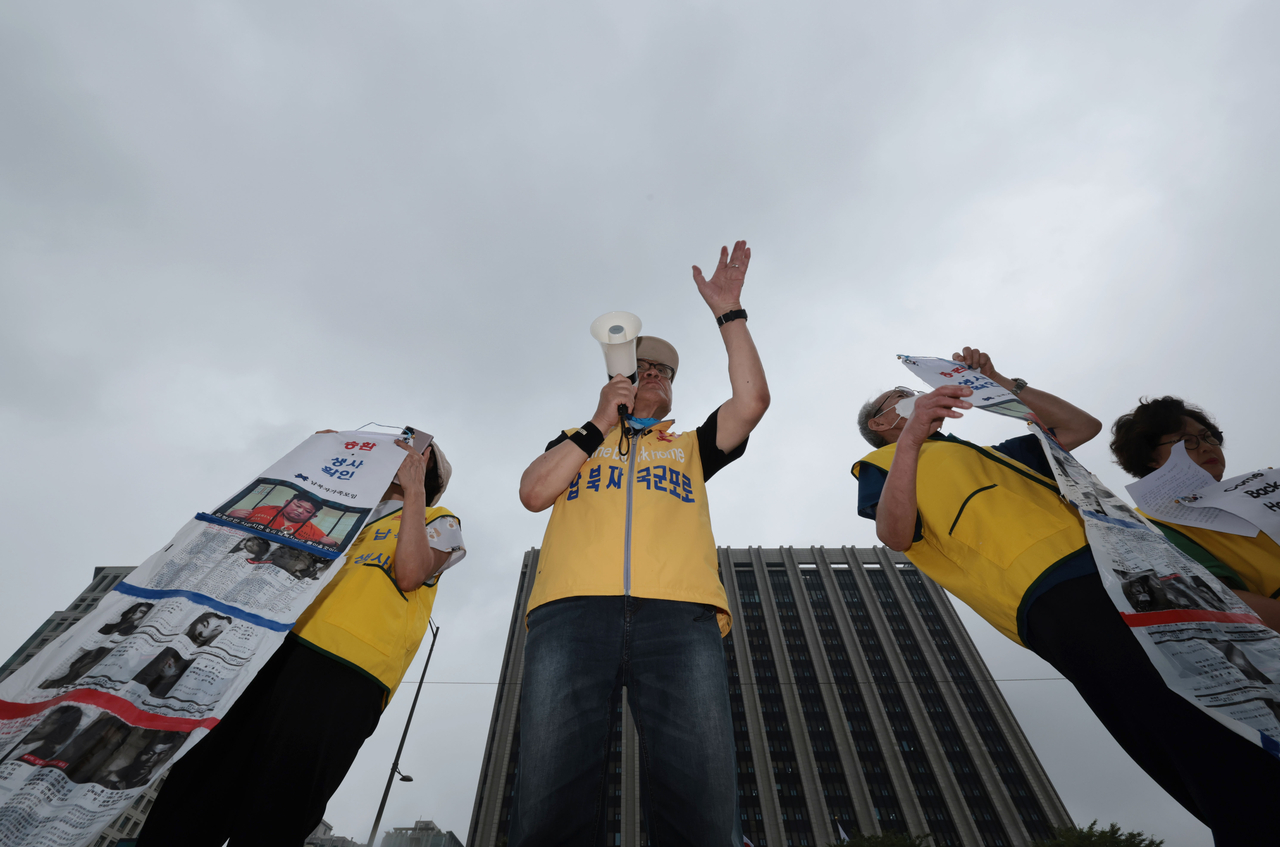 Choi Seong-ryong (second from left), head of the Association of the Families of Those Abducted by North Korea, speaks during a rally in front of the government complex in Seoul on Monday. (Yonhap)