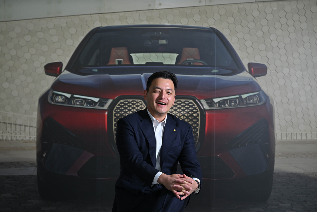 Kwon Hyeok-Min, potpredsjednik Automobile grupe Deutsch, pozira za fotografiju prije intervjua s Korejskim Heraldom u sjedištu Deutsch Automobile Group u Seulu u četvrtak. (Im se-Jun/Korejski Herald).