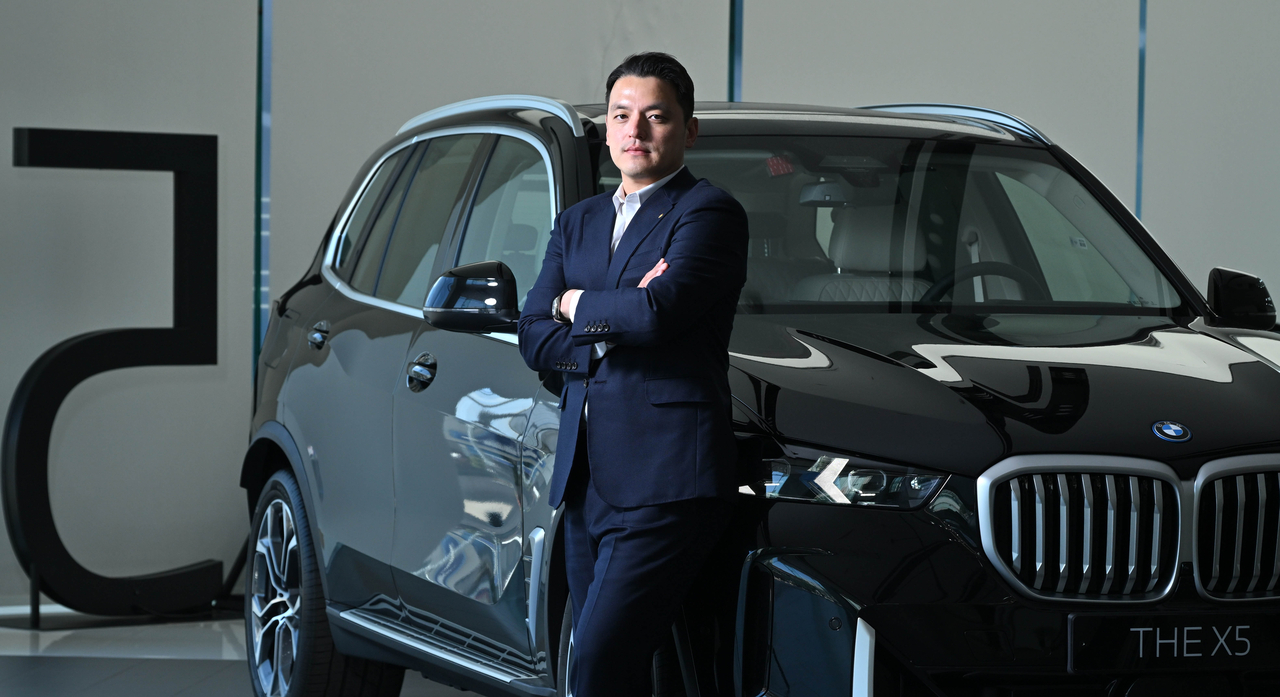 Kwon Hyeok-Min, potpredsjednik Automobile grupe Deutsch, pozira za fotografiju prije intervjua s Korejskim Heraldom u sjedištu Deutsch Automobile Group u Seulu u četvrtak. (Im se-Jun/Korejski Herald).