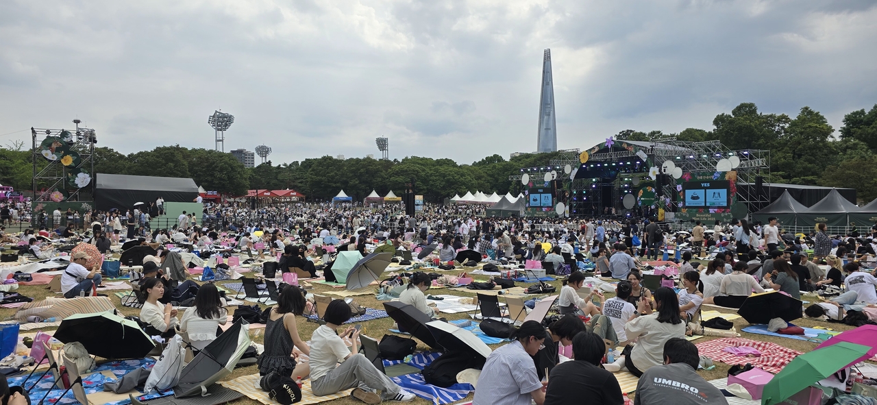 Festivalgoers at the Mint Breeze Stage (Lee Jung-youn/The Korea Herald)