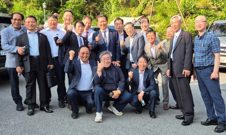 Friends of President Lee Jae-myung from his days as a child laborer at a factory pose for a photo at Lee's son Dong-ho’s wedding ceremony on Saturday. (Rep. Jung Chung-rae’s Facebook)