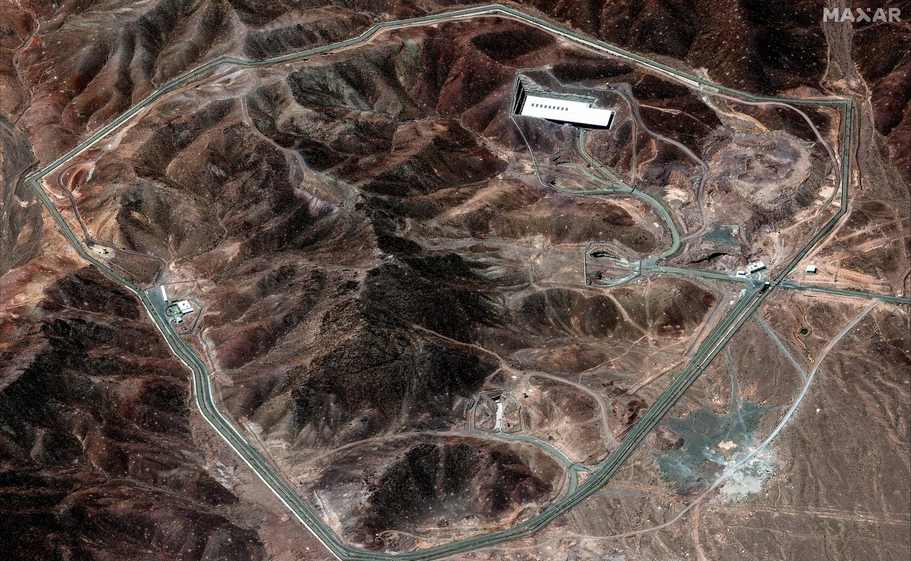 지난 14일(현지시간) 페가수스 토토 중부의 우라늄 농축 시설 포르도의 위성사진. [AFP]