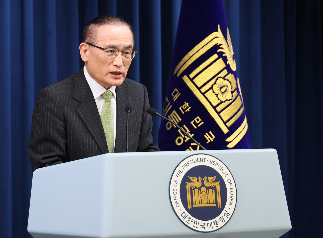 National Security Adviser Wi Sung-lac briefs reporters on President Lee Jae-myung's attendance at the Group of Seven summit at the presidential office in Seoul on Sunday. (Yonhap)