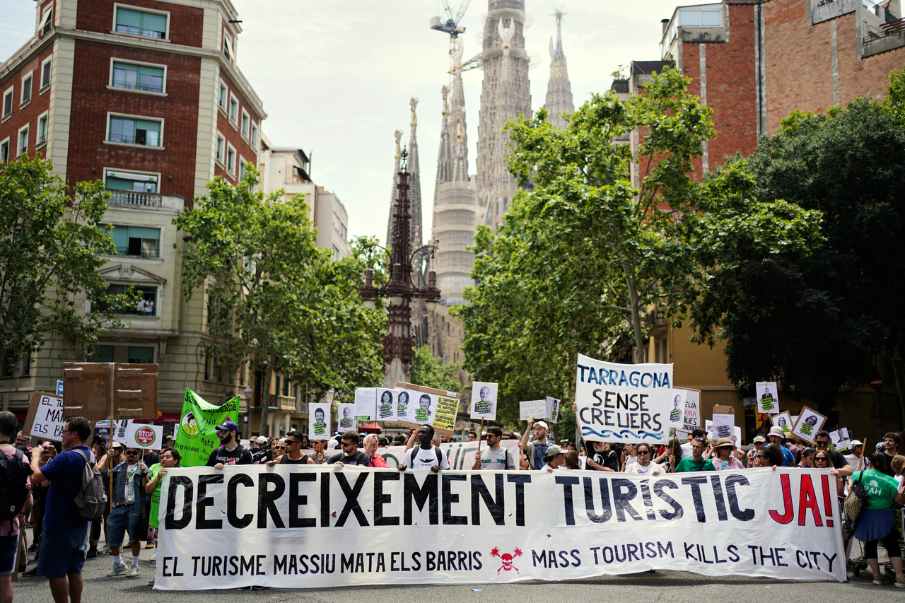 Protesters against overtourism take to streets of Europe - The Korea Herald