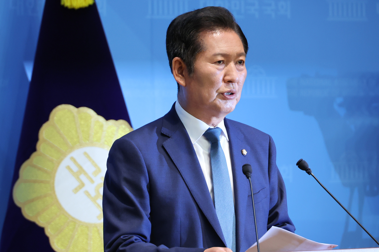 Rep. Jung Chung-rae announces his bid to be elected the Democratic Party's chair Sunday. Yonhap