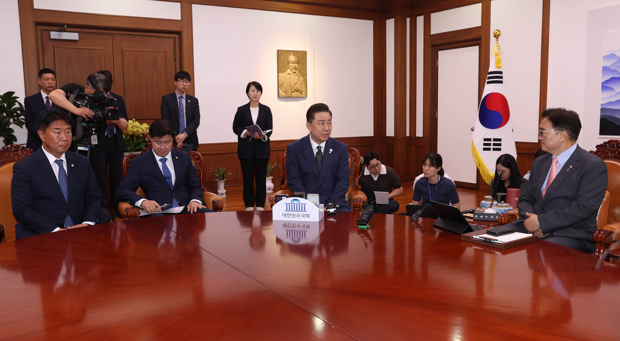 우원식 국회의장(오른쪽)이 16일 국회 의장실을 예방한 더불어민주당 김병기 당 토르 토토 직무대행 겸 원내토르 토토와 환담하고 있다. 2025.6.16 [공동취재] [연합]