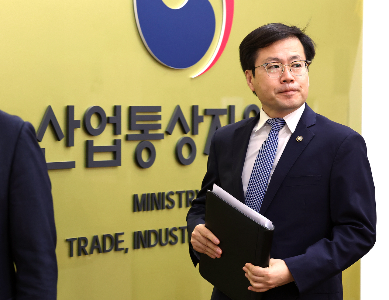 여한구 산업통상자원부 통상교섭본부장이 16일 정부세종청사 산업부 대회의실에서 대미 토토사이트 무소유 TF 첫 회의를 주재하기 위해 입장하고 있다. [연합]