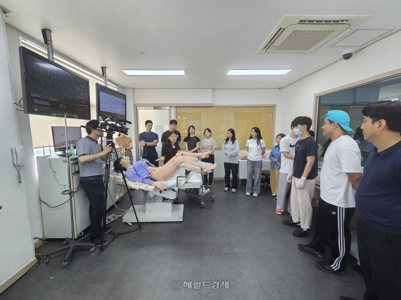 영주소방서가 경북전문대학교 간호학과 시뮬레이션 실습실에서 119구급대원을 대상으로 새생명 탄생 119구급서비스 분만 및 산과응급 특별교육을  했다.[영주소방서 제공]