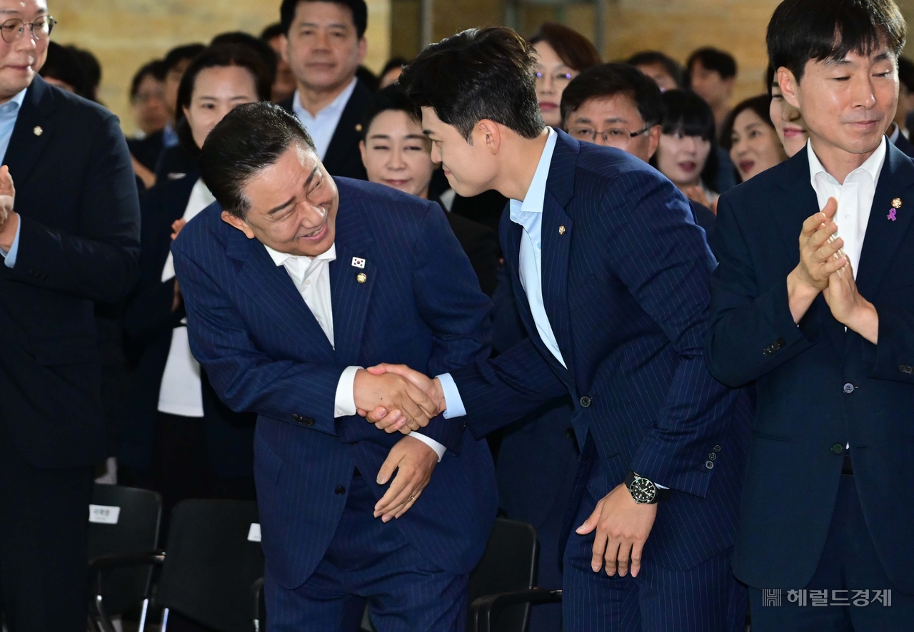 헤럴드pic] 악수하는 김병기-김용태 - 헤럴드경제