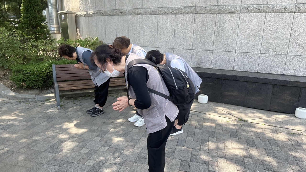 경기도 고양시 서울시립승화원 2층 ‘그리다’ 빈소에서 무연고 사망자 유모씨와 신모씨의 장례식이 치러졌다. 자원봉사자들이 고인의 스포츠토토 베팅샵에 예를 다하고 있다. 경예은 기자.