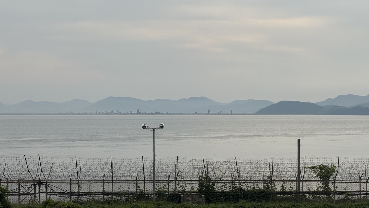 지난 13일 오전 7시께 인천 강화군 양사면 철산리에서 바라본 북한 모습  인천=박연수 기자