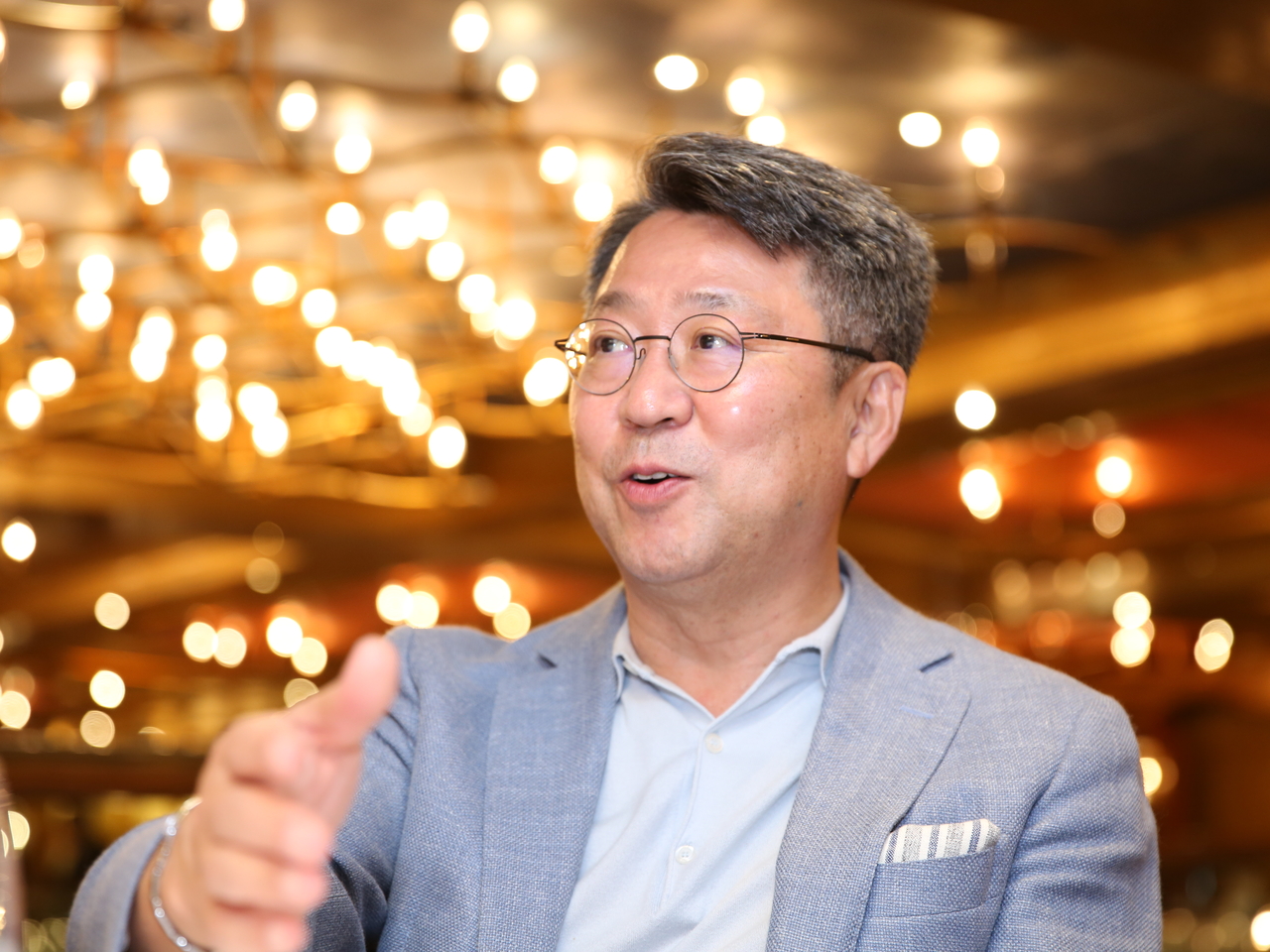 백현 롯데관광개발 대표가 최근 국내 취항 최대 규모인 11만4000톤급 코스타 세레나호에서 헤럴드경제와 인터뷰하고 있다(오른쪽). 백 대표는 인터뷰에서 “아바 토토사이트 산업 규모가 커지려면 중국에서 한국·일본으로 연결되는 정규 노선이 있어야 한다”며 “정규 노선을 만들려면 적어도 국내 아바 토토사이트 인구가 10만~20만명은 돼야 가능하다”고 강조했다.   신소연 기자