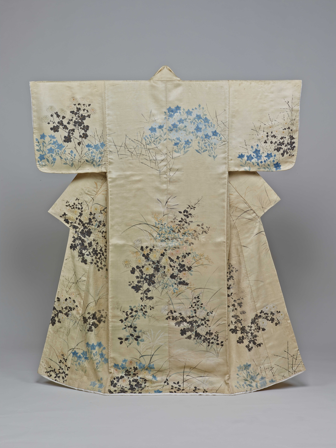 Kimono with autumn grasses (Tokyo National Museum)