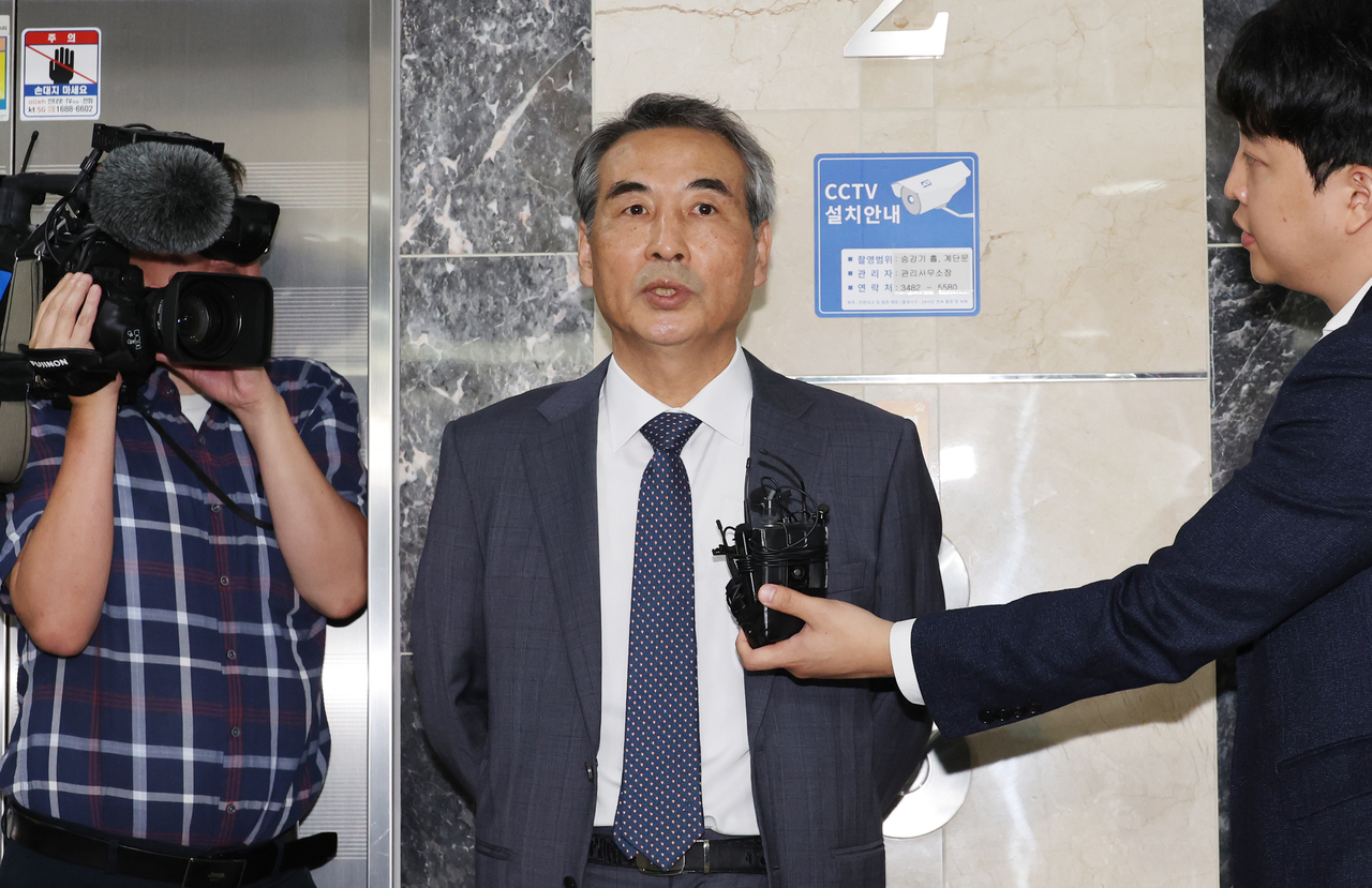 Min Joong-ki, the special counsel tasked with investigating corruption allegations involving former first lady Kim Keon Hee, speaks to reporters outside his office in southern Seoul on Tuesday. (Yonhap)