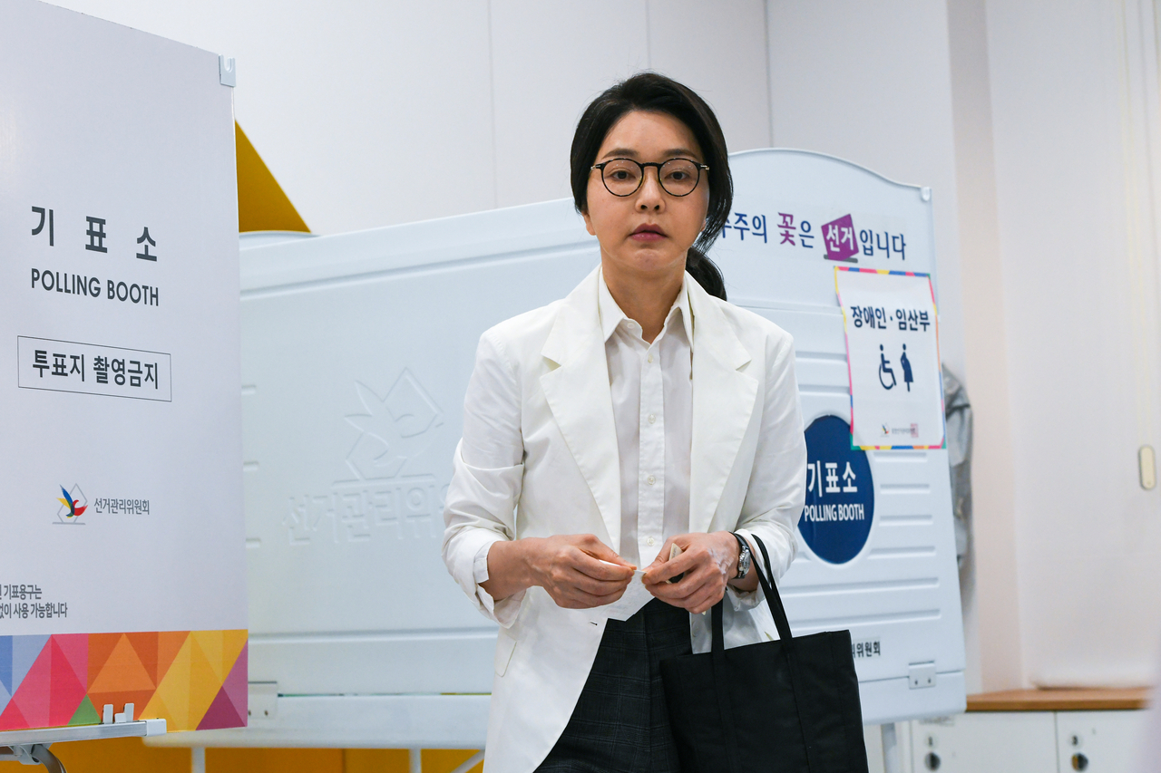 Former first lady Kim Keon Hee leaves a polling station in Seocho-gu, southern Seoul, June 3, after voting in the presidential election. (Yonhap)