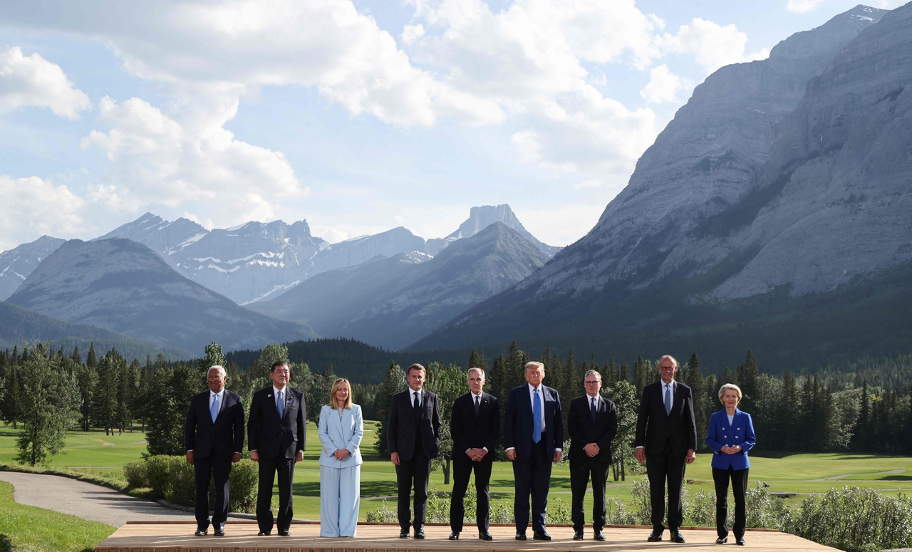 From left: European Council President Antonio Costa, Japanese Prime Minister Shigeru Ishiba, Italian Prime Minister Giorgia Meloni, French President Emmanuel Macron, Canadian Prime Minister Mark Carney, US President Donald Trump, British Prime Minister Keir Starmer, German Chancellor Friedrich Merz and European Union President Ursula von der Leyen pose for a family photo during the G7 summit on Monday.   AFP-Yonhap