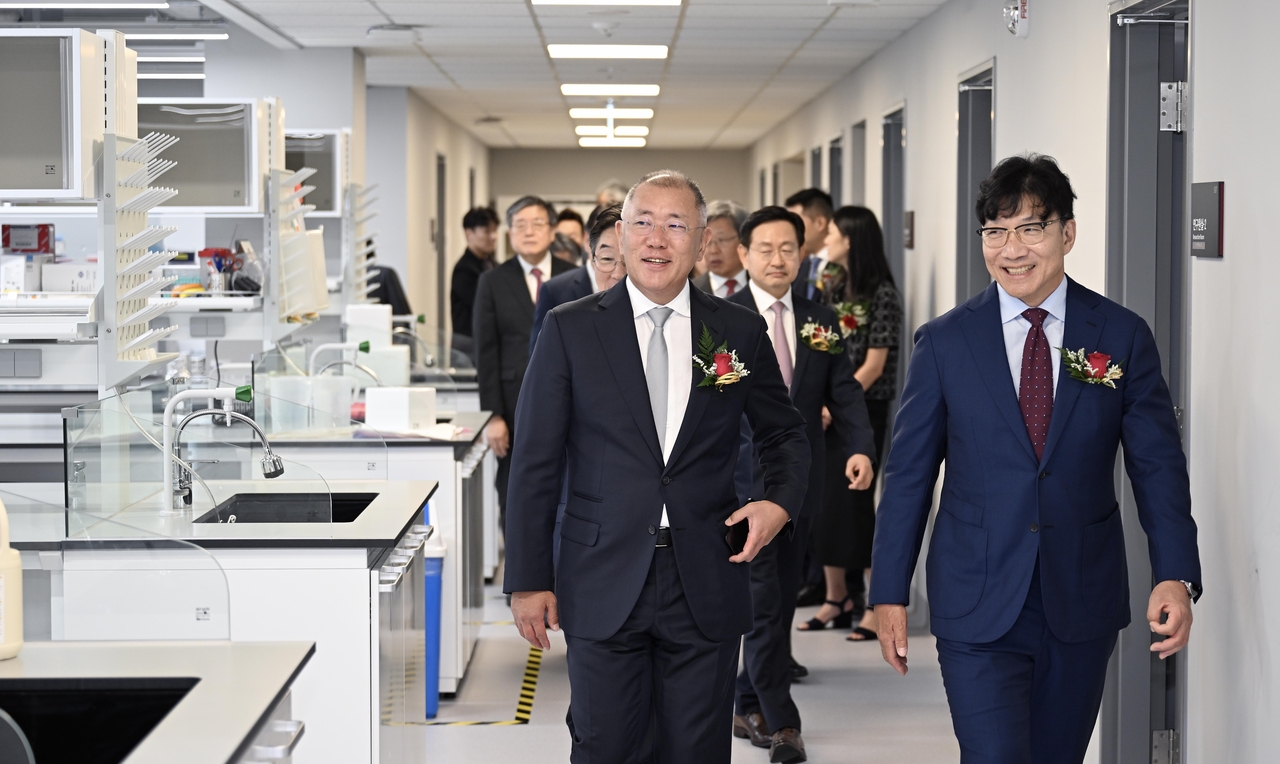 Hyundai Motro Group Executive Chair Chung Euisun (left) looks around the newly opened Chung Mong-Koo Future Medicine Building at Korea University on Monday. (Hyundai Motor Group)