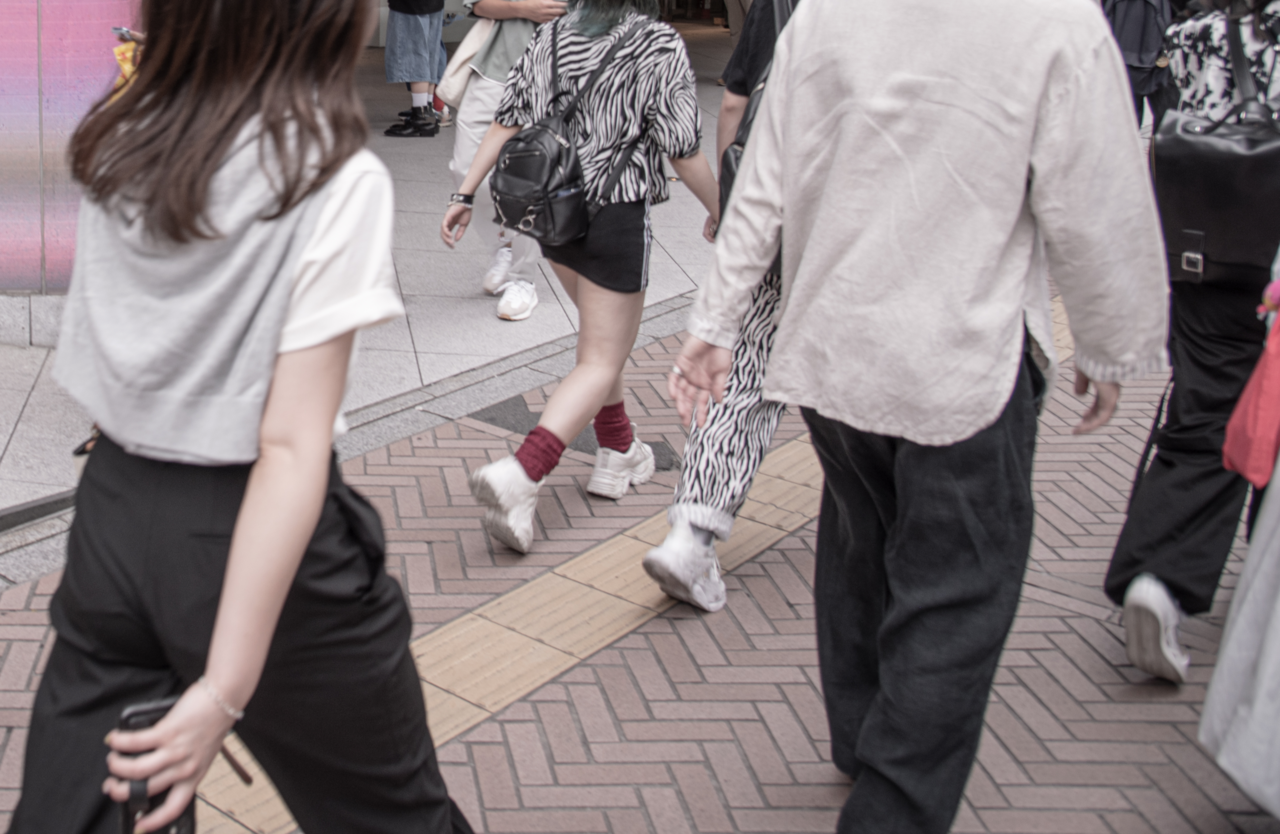 Sneakers and loafers have become the new norm among Gen Z women in South Korea — not just for their comfort, but because they reflect today’s fashion trends, where casual, tomboyish, and minimal styles prevail. (123rf)