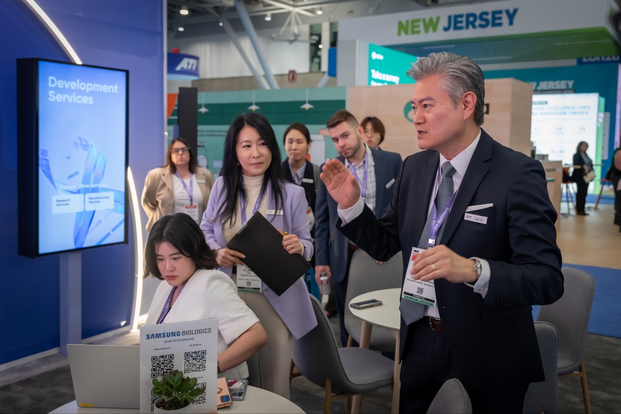 Samsung Biologics Executive Vice President James Choi explains the overall concept of this year's Samsung Biologics' booth at the Bio USA 2025, in Boston, Monday. (Samsung Biologics)