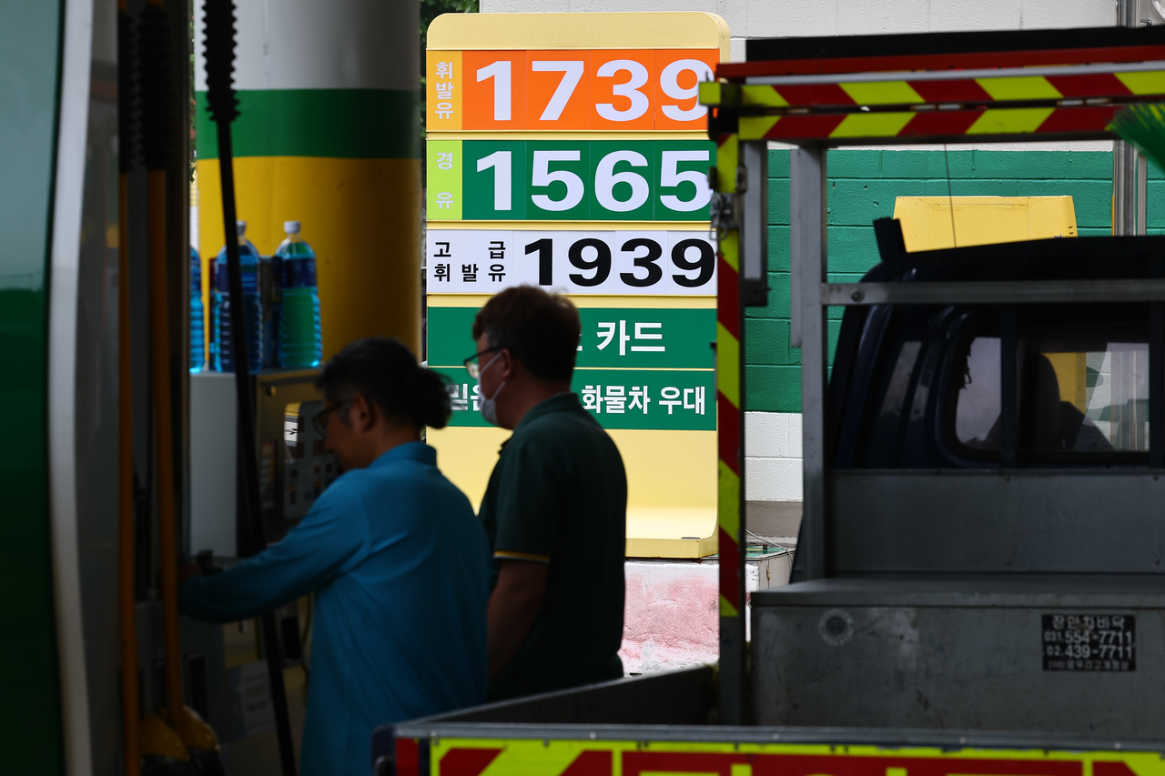 A signboard at a gas station in Seoul shows gas prices, with gasoline, diesel and premium gasoline prices (from top to bottom). (Yonhap)