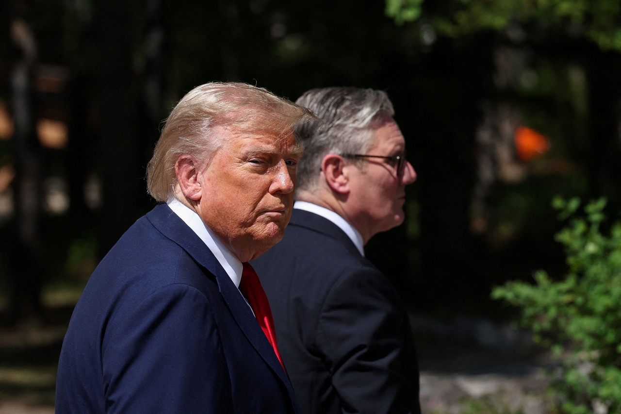 US President Donald Trump (left) and British Prime Minister Keir Starmer walk away after speaking to reporters during the Group of Seven Summit at the Pomeroy Kananaskis Mountain Lodge in Kananaskis, Alberta, Canada on Monday. (AFP-Yonhap)
