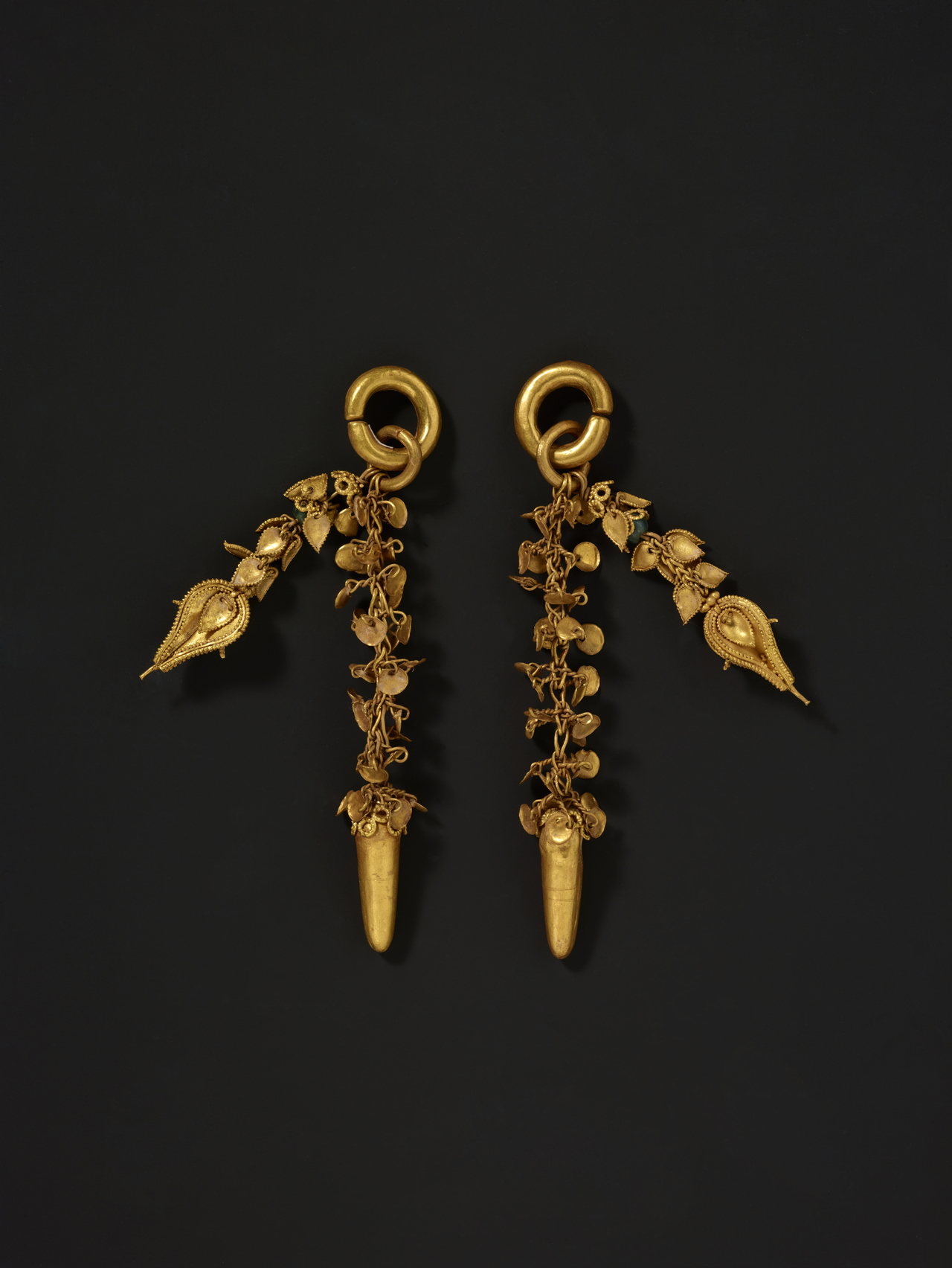 A pair of gold earrings from Baekje Kingdom's Ungjin period (Korea Heritage Service)