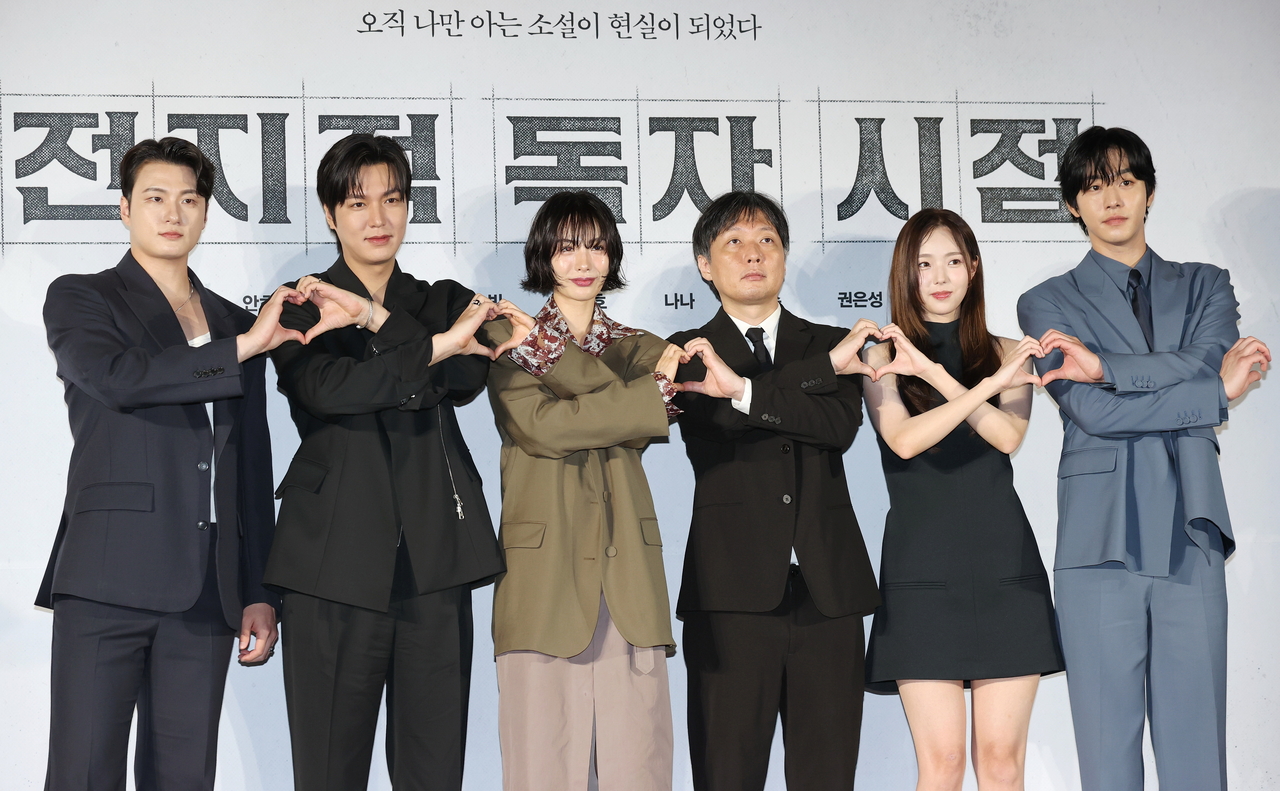 From left:  Shin Seung-ho, Lee Min-ho, Nana, director Kim Byung-woo, Chae Soo-bin and Ahn Hyo-seop at Tuesday‘s press conference for “Omniscient Reader: The Prophet” at Lotte Cinema Konkuk University in Seoul. (Yonhap)