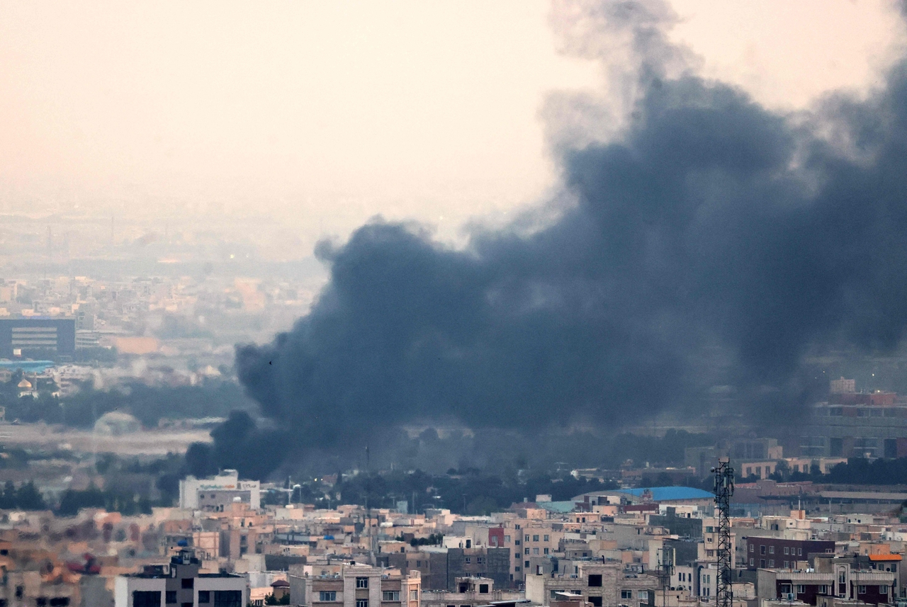 Smoke from an explosion in southwest Tehran billows on Monday.   AFP-Yonhap