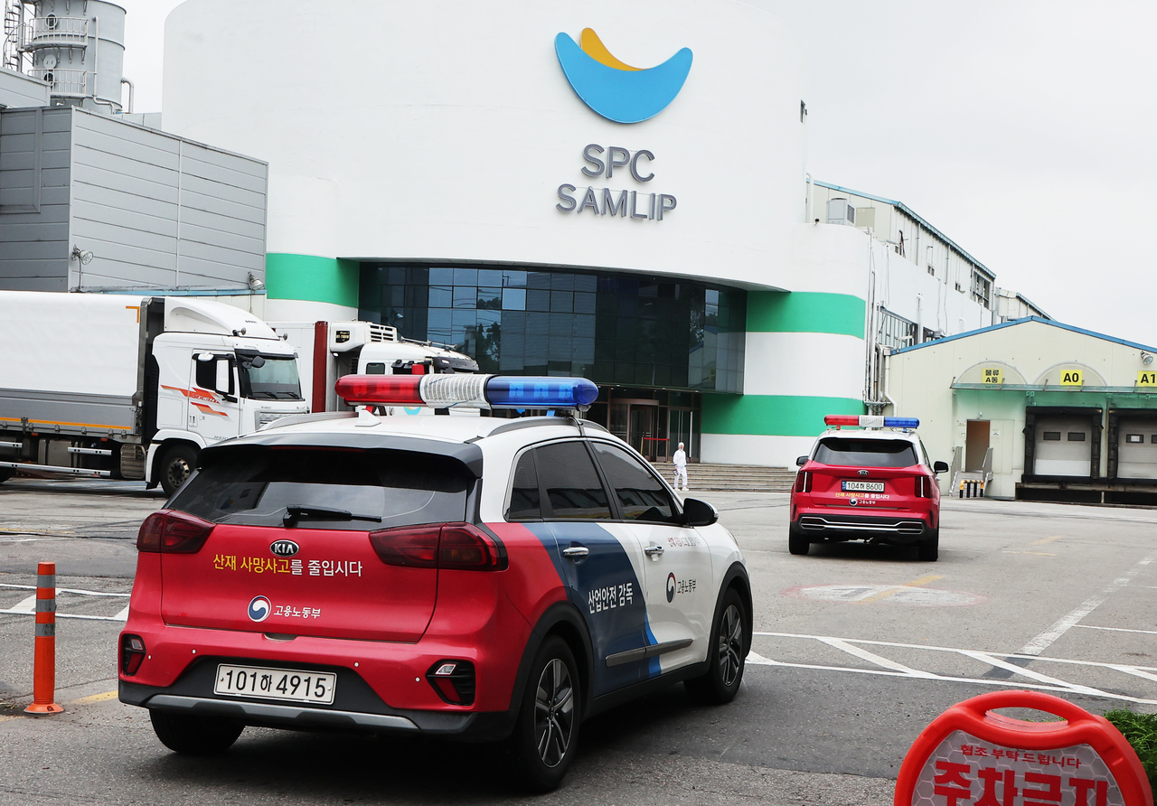 Vehicles carrying Ministry of Employment and Labor officials arrive at SPC Samlip’s bread factory in Siheung, Gyeonggi Province, Tuesday. (Yonhap)