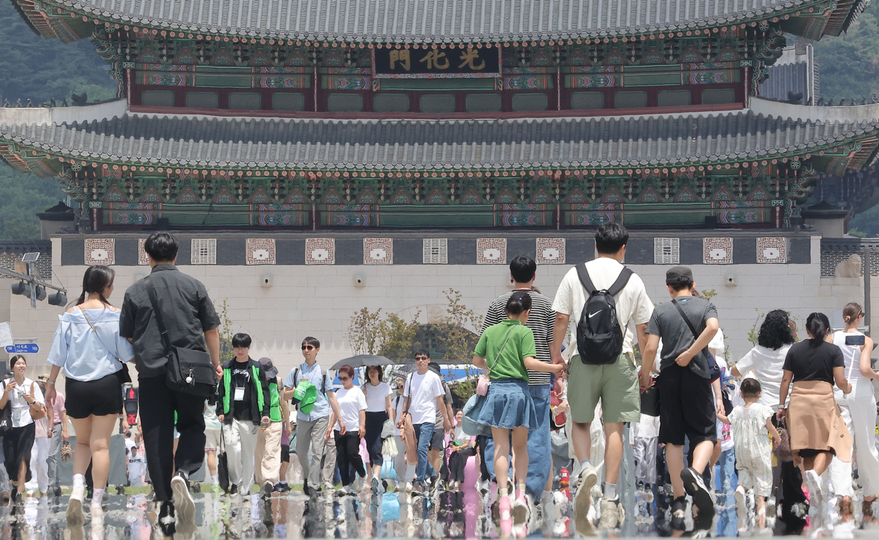 People walk through Gwanghwamun Square in central Seoul on June 8. (Yonhap)