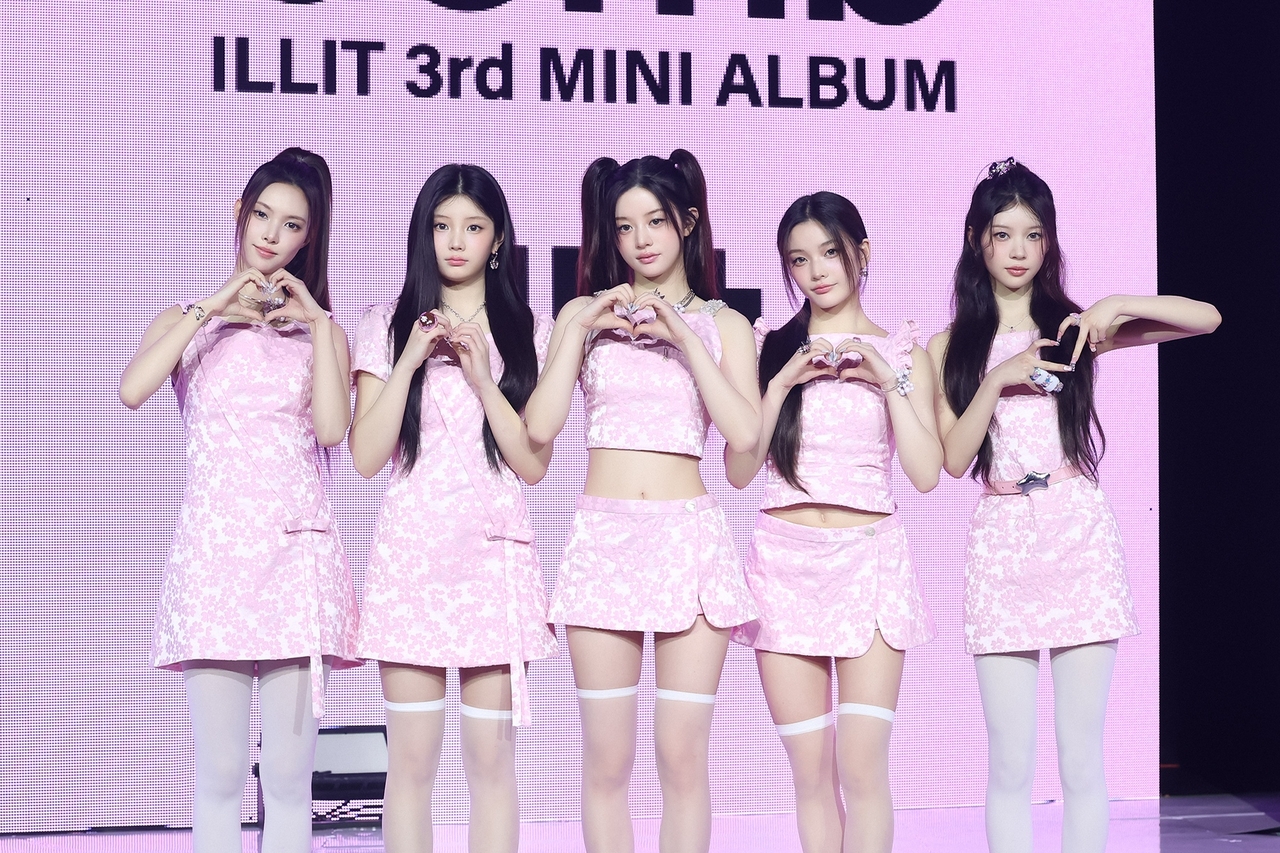 From left: illit members Yunah, Wonhee, Minju, Iroha and Moka pose for a photo during a press conference held in Gwangjin-gu, Seoul, Monday. (Belift Lab)