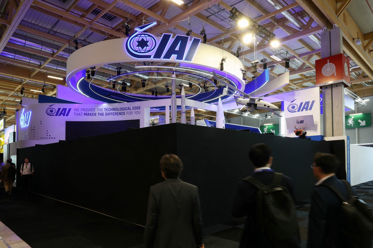 Attendees walk past the closed Israel Aerospace Industries Israeli Pavillon during the 55th edition of the International Paris Air Show at the Paris' Le Bourget Airport, in Le Bourget, suburb of Paris, Monday.   AFP-Yonhap