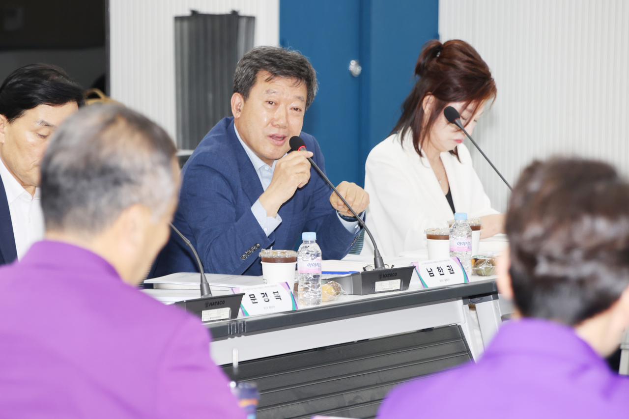 16일 남한권 울릉군수가 섬 지역 자치행정모델 개발 및 특례법안 제정에 관한 연구 ‘최종보고회에서 발언 하고있다.[울릉군제공]
