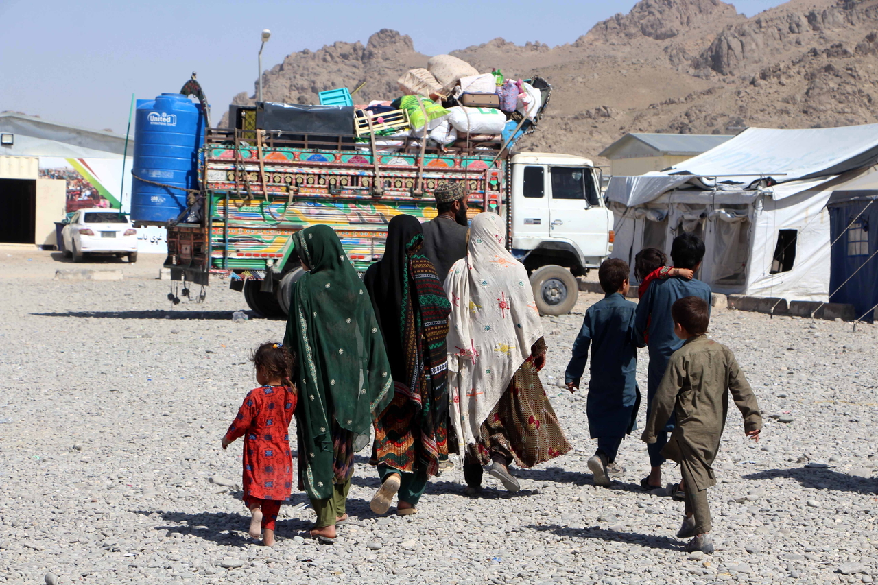 Afghan migrants unload their belonging from a truck at a tent camp in Kandahar, Afghanistan, Sunday. (EPA-Yonhap)