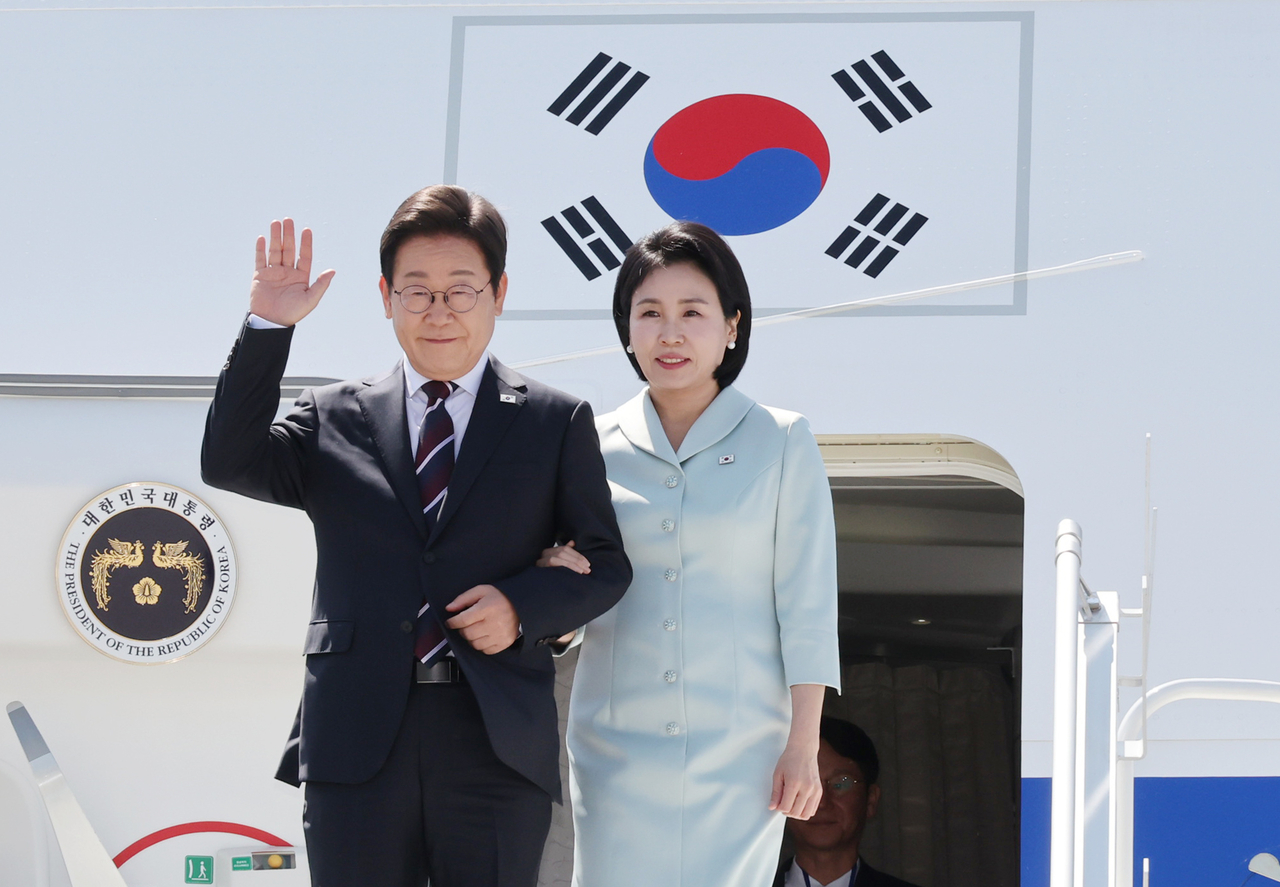 President Lee Jae-myung (left) and his wife Kim Hye-kyung arrives at Calgary International Airport in Calgary, Alberta, Canada on Monday. (Yonhap)