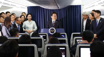 Lee's office says summit with Trump under review, reports 'concrete progress' on Korea-Japan summit