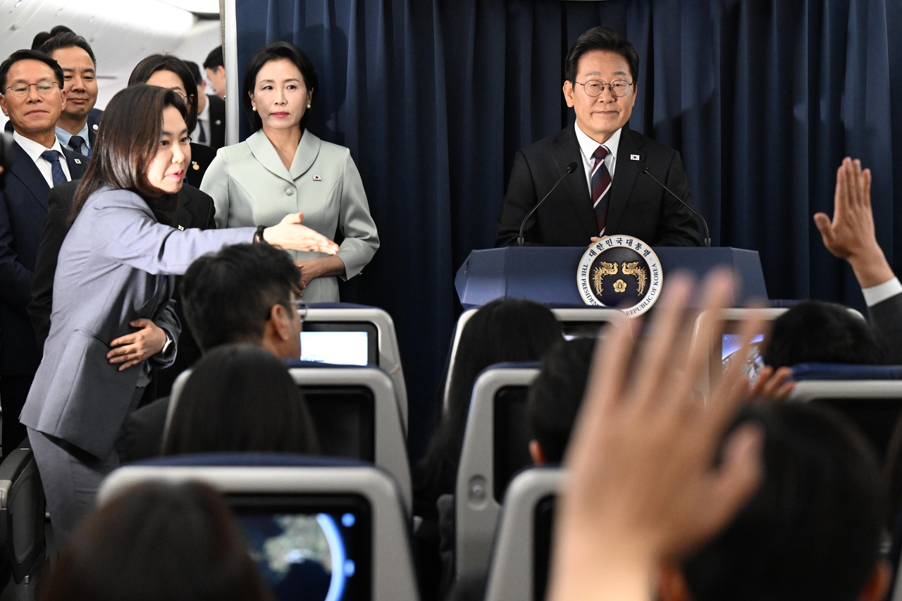 주요 7개국(G7) 정상회의 참석을 위해 출국한 이재명 토토사이트 해외축구 중계이 16일(현지시각) 캐나다 앨버타주 캘거리로 향하는 공군 1호기에서 기자간담회를 하고 있다. [연합]