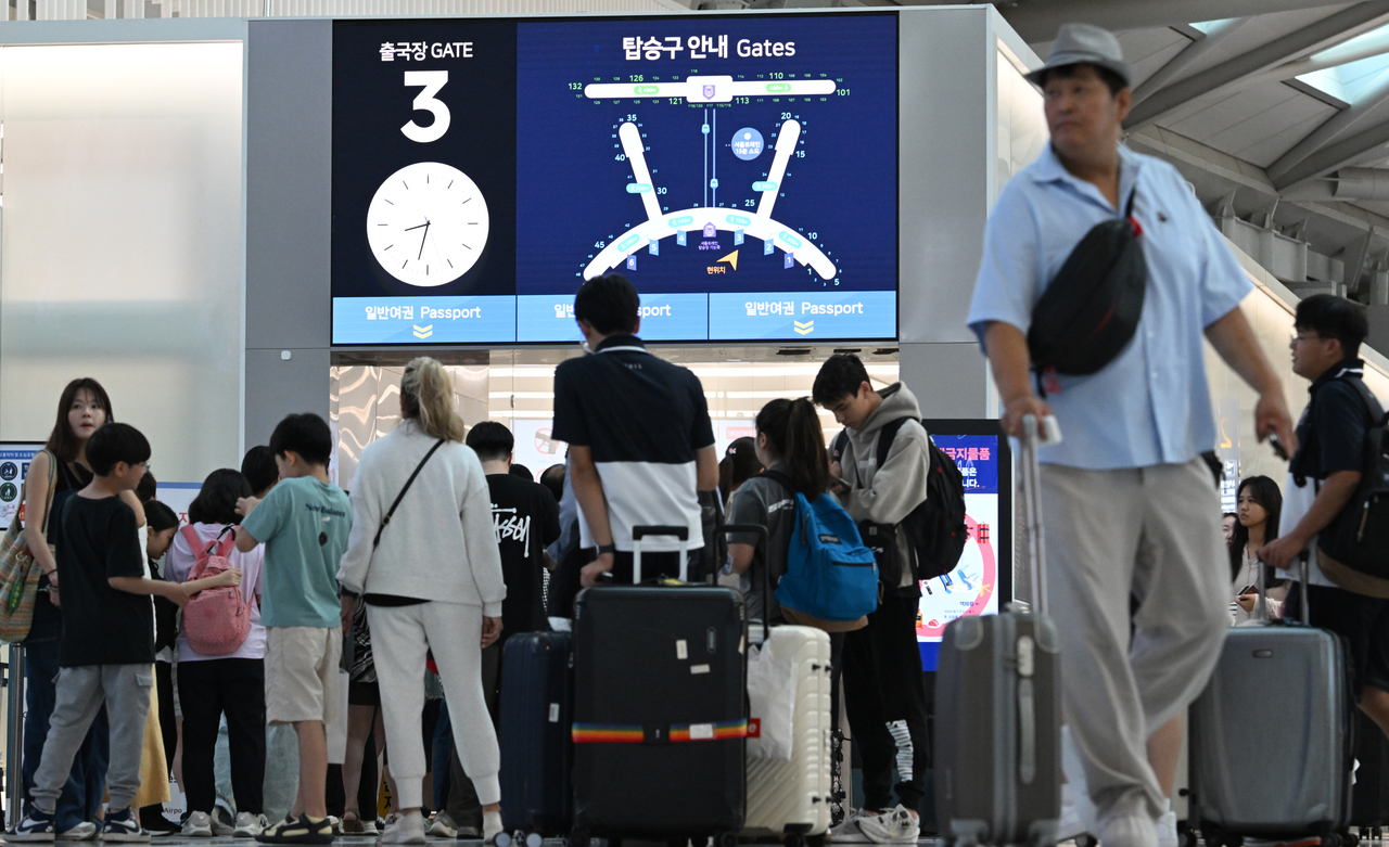 인천 중구 인천국제공항 제1터미널 출국장이 휴가를 떠나는 여행객들로 붐비고 있다. [영종도=임세준 기자]