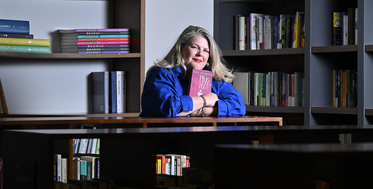 "Plus-size in Paris" author Erin Zhurkin poses for a photo ahead of her interview with The Korea Herald in Yongsan-gu, Seoul, April 30. (Im Se-jun/The Korea Herald)