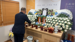 울음소리조차 없는 마지막길…영정은 텅 비어 있었다