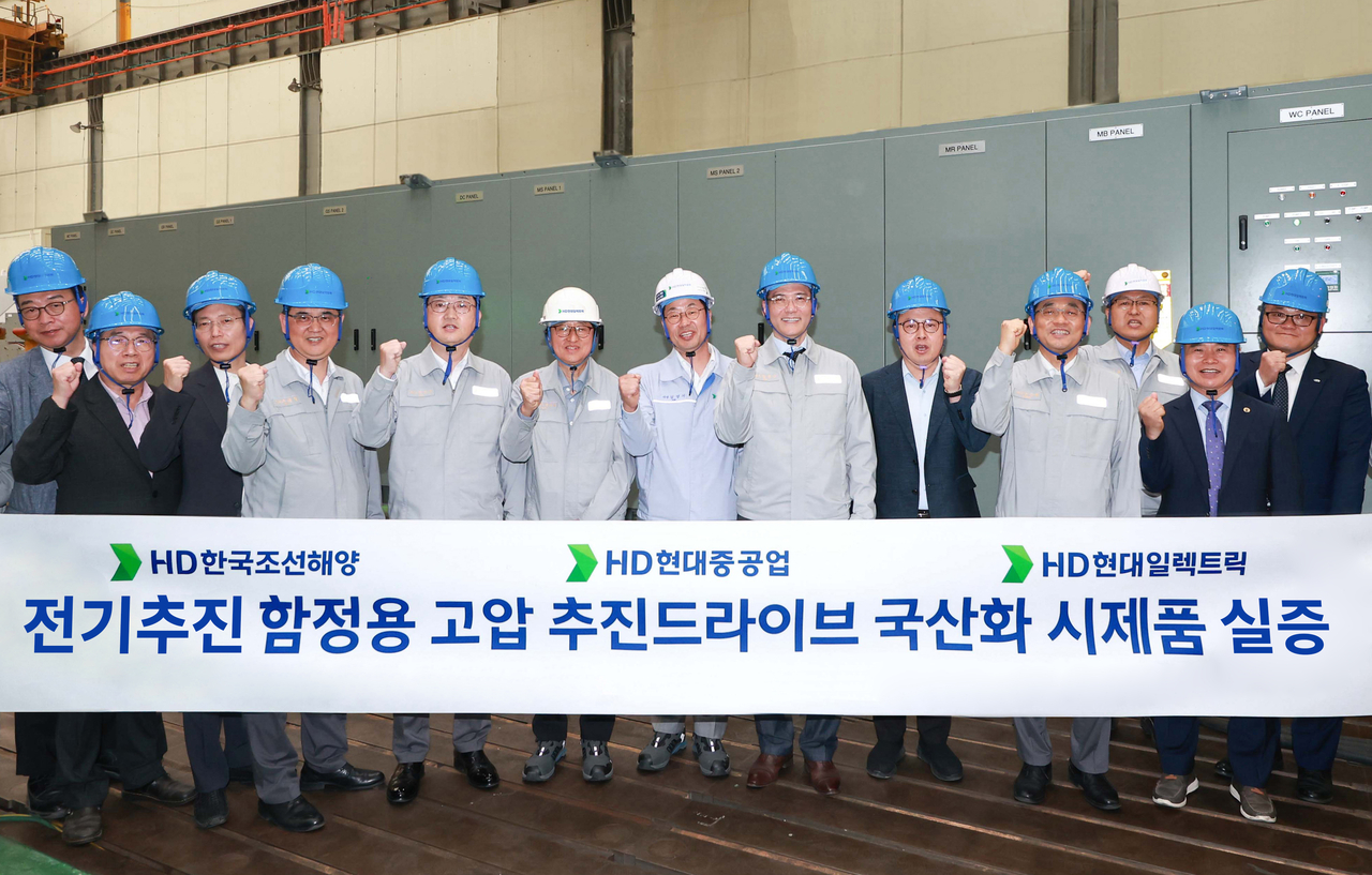 김성준(왼쪽 여덟번째) HD한국조선해양 대표 등이 사설토토추진 함정용 고압 추진드라이브 국산화 시제품 실증 성공 이후 기념촬영을 하고 있다. [HD현대 제공]