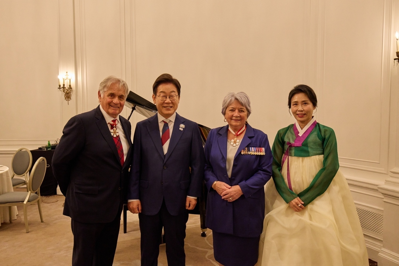President Lee Jae Myung (second from left) and first lady Kim Hea Kyung (right) pose with Governor General of Canada Mary Simon (second from right) and her spouse Whit Fraser during a reception for world leaders participating in the G7 summit in Calgary, Canada, on Monday.  (Yonhap)