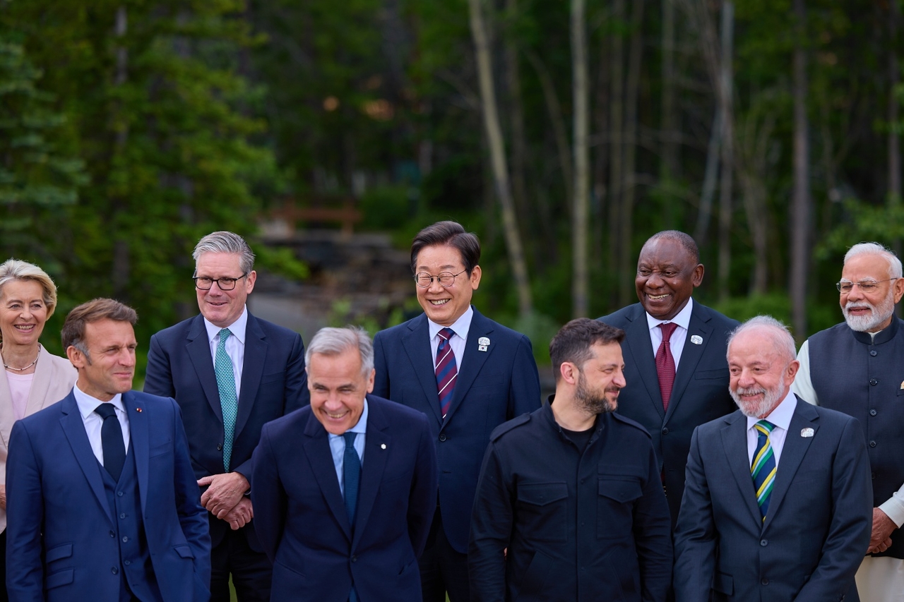President Lee Jae Myung (third from left, second row) reacts during a group photo session with world leaders at the Group of Seven summit in Canada on Tuesday. (Yonhap)
