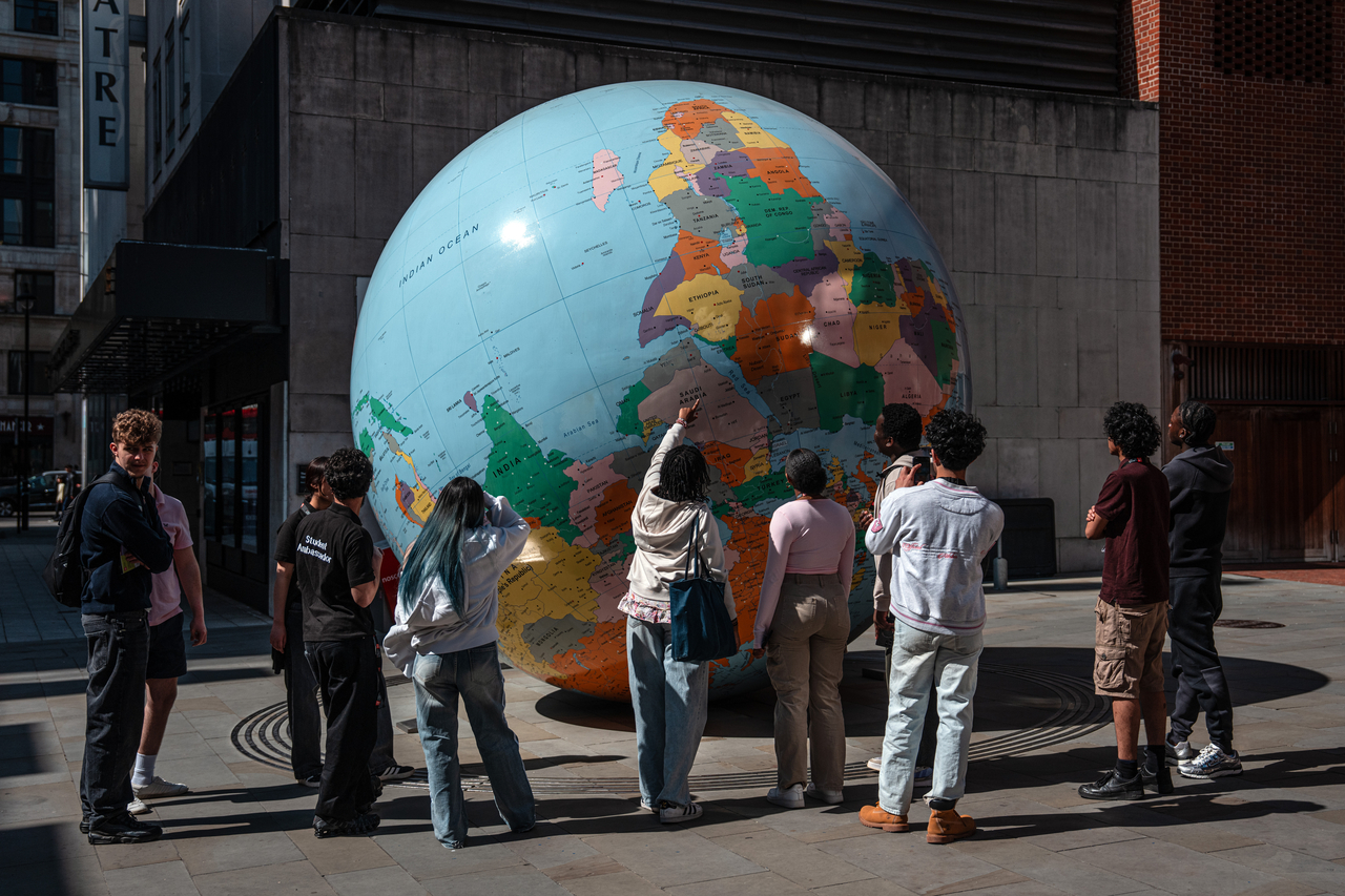 LONDON, ENGLAND - APRIL 11: People view a sculpture titled ‘The World Turned Upside Down’ by artist Mark Wallinger on April 11, 2025 in London, United Kingdom. Since US President Donald Trump announced his sweeping tariff regime on April 2, markets have swung wildly, sparking fears of a 토토사이트 fa recession that could have far-reaching impacts on British households and the economy.  [Photo by Carl Court/Getty Images]