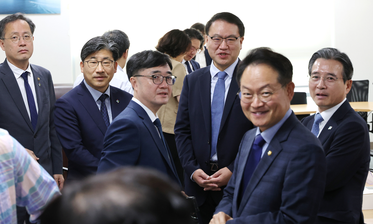 Government and ruling Democratic Party officials speak during a meeting on a supplementary budget at the National Assembly on Wednesday. (Yonhap)