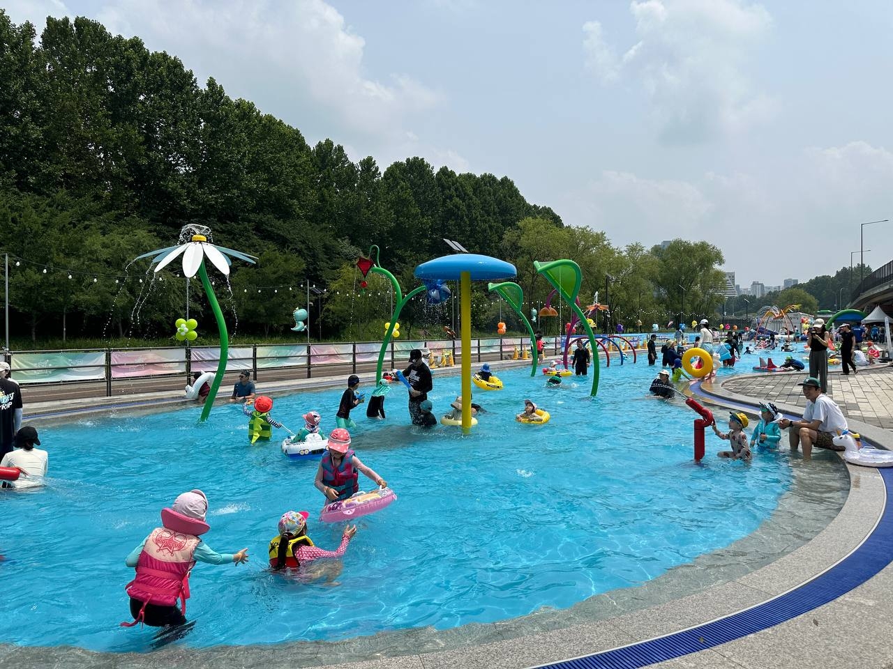 Vacationers play in the pool at Yangjaecheon Swimming Pool in Seocho-gu, southern Seoul, in 2024. (Seocho-gu District)