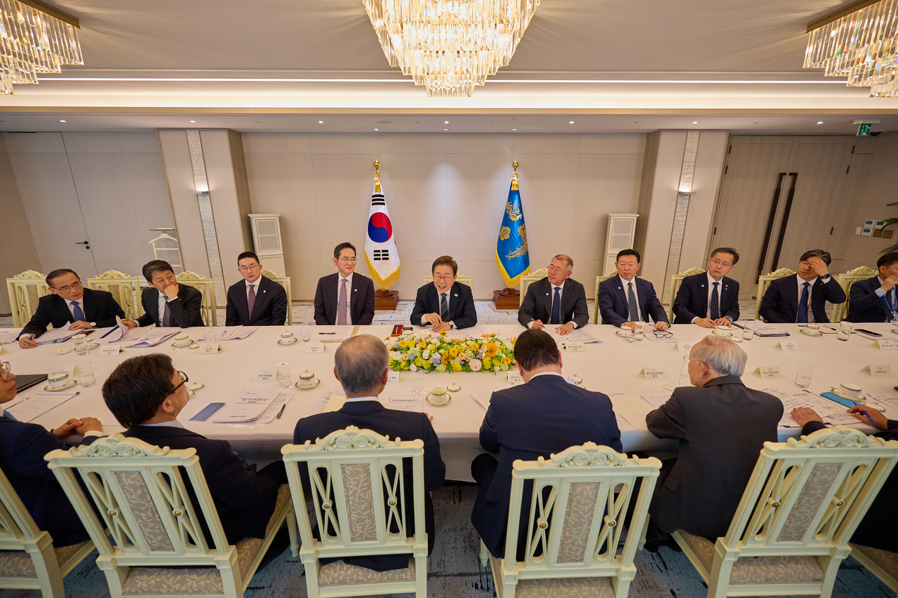 President Lee Jae Myung (center) speaks during a meeting with the leaders of Korea's economic associations as well as business representatives at the presidential office in Seoul on Friday. (Korea's presidential office)