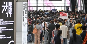 [From the Scene] Seoul International Book Fair opens to record crowds, famous faces