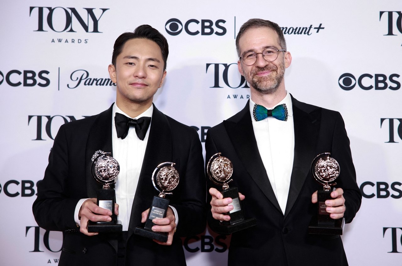 Lyricist and music writer Park Chun-hue (left) and orchestrator Will Aronson pose with the best score award for "Maybe Happy Ending" in the pressroom during the 78th Tony Awards at Radio City Music Hall in New York on June 8. (AFP-Yonhp)